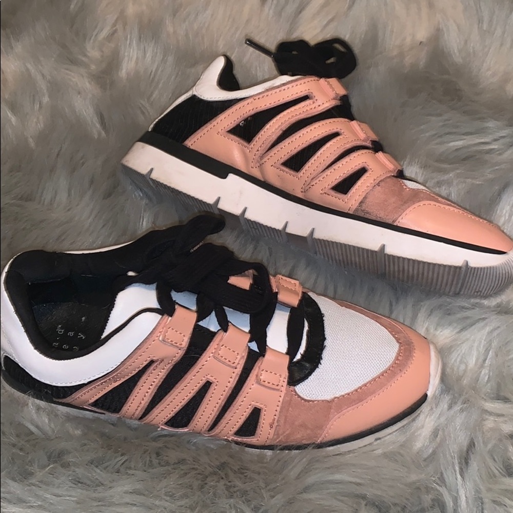 Tennis shoes
